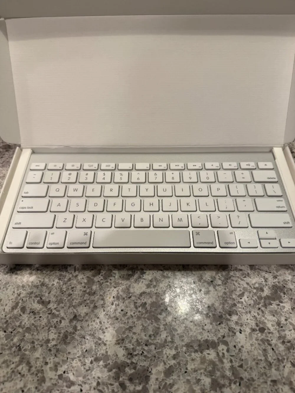 Apple Wireless Keyboard Model A1314 Bluetooth Compact White Aluminum Vintage 200
